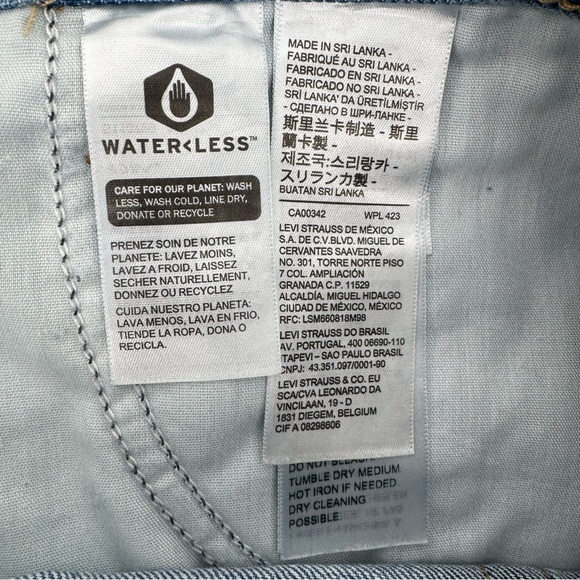 Levi’s plus sized high waisted Mom jeans shorts color is indigo - Picture 6 of 8